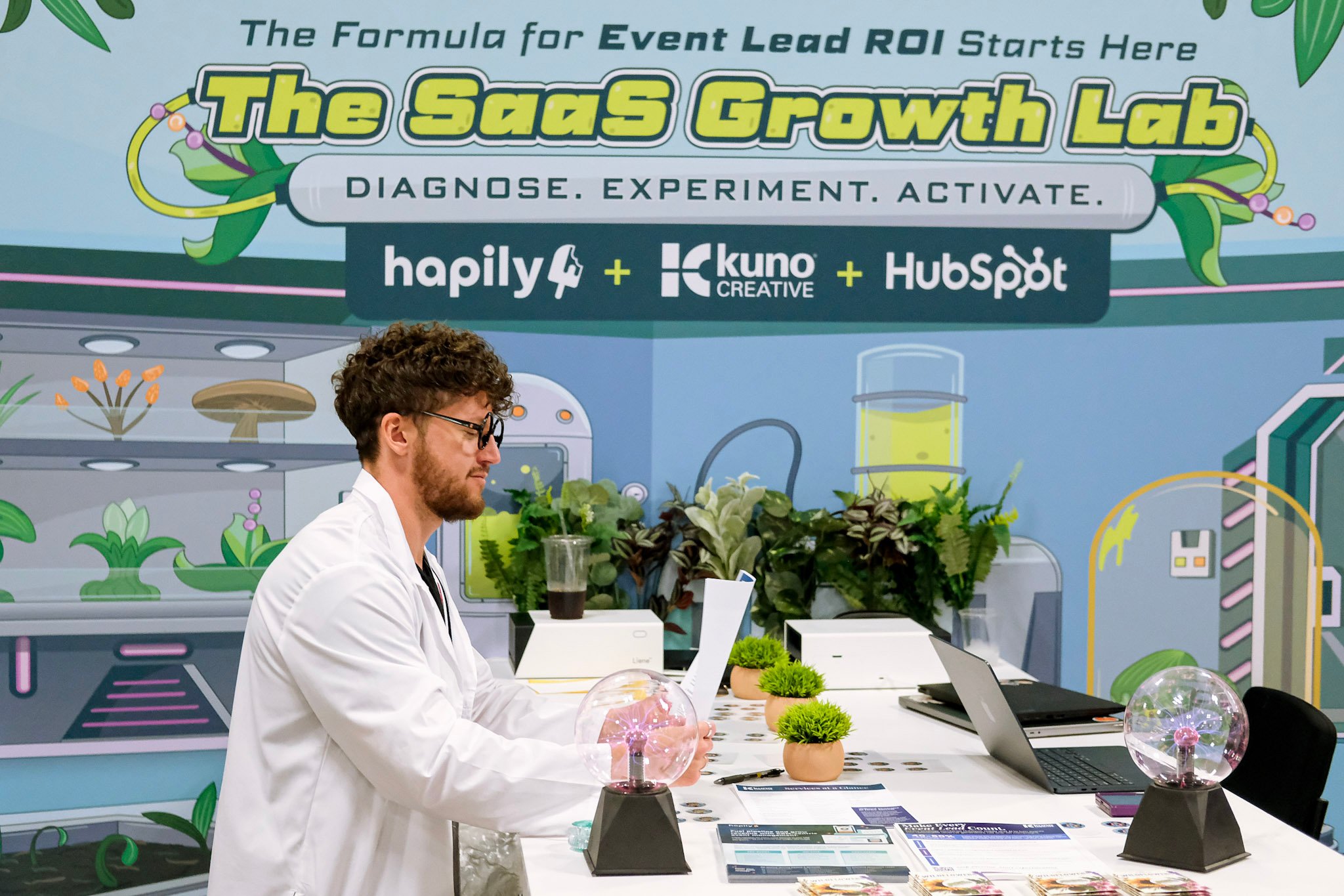 A Kuno team member working at the Kuno x hapily booth at SaaStock in Austin, Texas